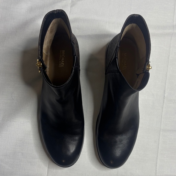 Michael Kors Size 9 NWOT Black Leather Lainey Flat Booties Ankle Boots Signature - Picture 4 of 9